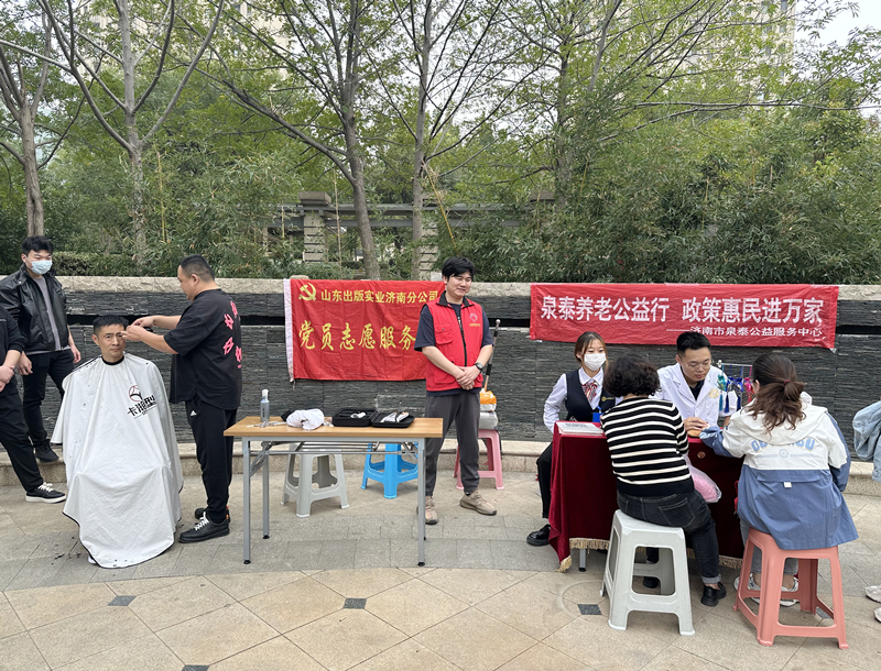 實(shí)業(yè)公司第五黨支部：義診義剪進(jìn)社區(qū) 服務(wù)群眾“零距離”
